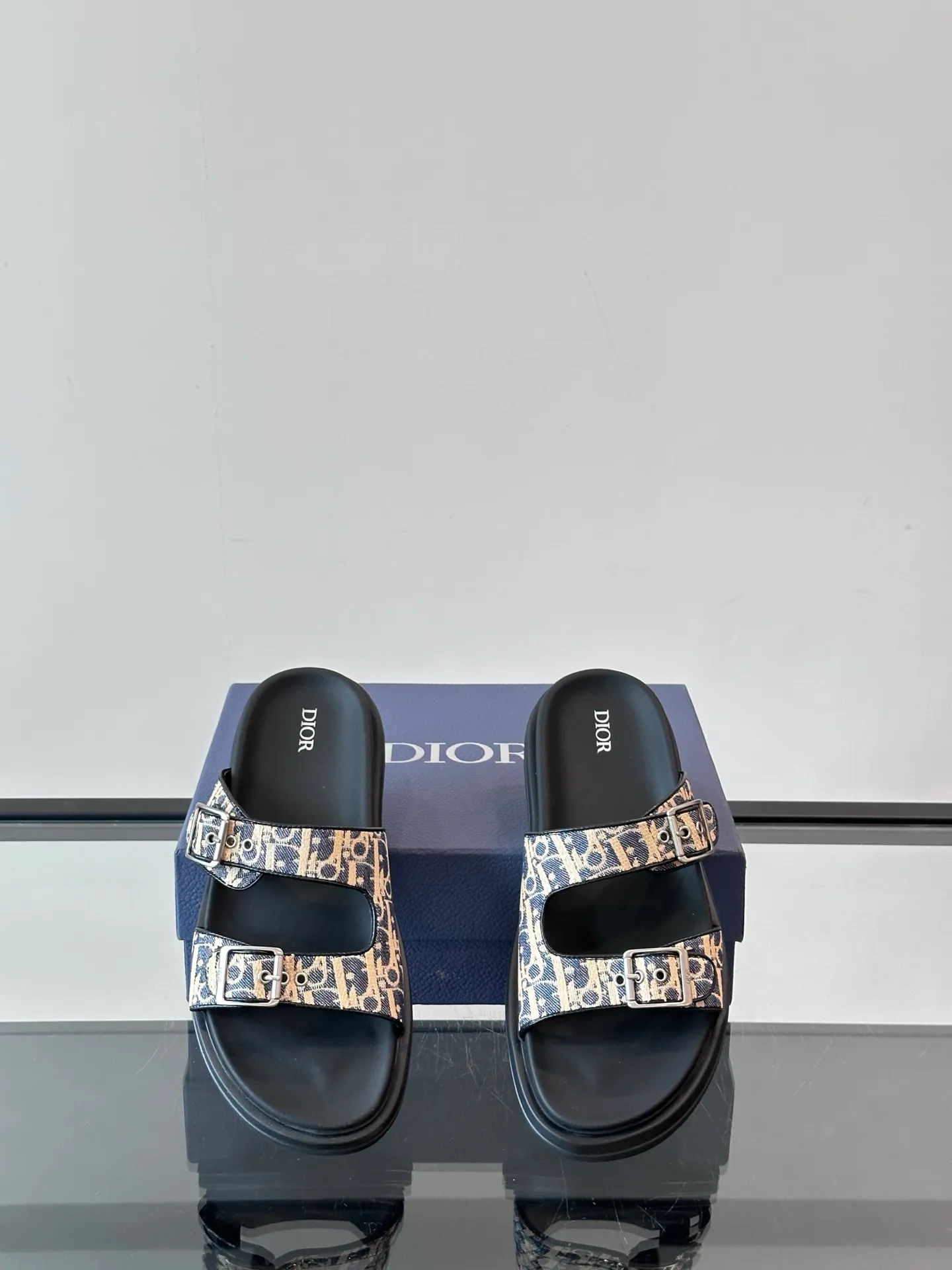 Factory price: 300💰Dior Aqua men's sandals and slippers. Showcasing Dior haute couture design. The Dior gray suede strap is accented with an aluminum Dior buckle for added style. Paired with a comfortable tonal notch sole, they pair easily with shorts or jeans for a sophisticated look. Main body: suede cow leather, technical fabric lining: cow leather, with adjustable straps, aluminum Dior buckle, Dior gray EVA insole, tonal notch rubber outsole splicing structure👌👌 size: 38-44 (45.46 customized)